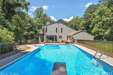 ツーリストアパートメント Secluded Oasis In Asheville! Game Room Movie Theater Hot Tub   20 Min To Biltmore!