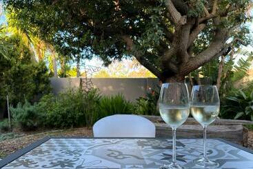 Жильё для туристов The Corner Cottage