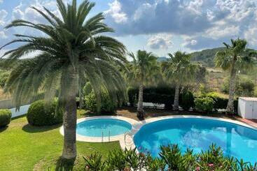 Жильё для туристов Authentic Villa With Amazing Pool