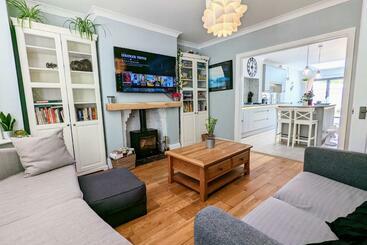 דירות לתיירים Beautiful 4 Bed Portsmouth Home Bright & Modern With Garden & Free Parking & Spa Bath & Fully Equipe