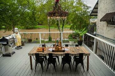 شقق خاصة سياحية Chateau Royale, Pet Friendly, On Bayou, Downtown!