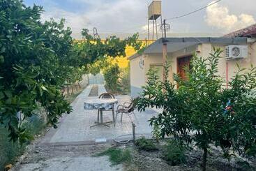 Жильё для туристов Lovely Spacious House With Big Garden