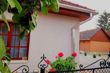 شقق خاصة سياحية Szilvaliget Vendégház