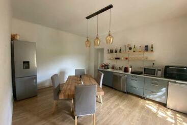 관광객 아파트 Appartement Eygalieres Avec Petit Jardin