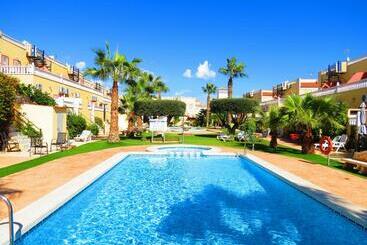 Жильё для туристов Casa La Zenia Elite Townhouse With Shared Pool And 10 Minutes Walk To Beach