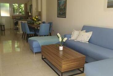 דירות לתיירים Cheerful 2 Bedroom Townhouse With Pool Attheodora S