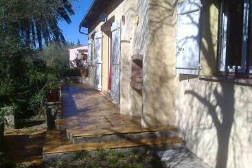 ツーリストアパートメント Maison De 2 Chambres Avec Vue Sur Le Lac Et Jardin Clos A Montauroux