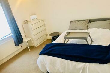 ツーリストアパートメント Charming Town Centre 3 Double Beds Home Free Parking