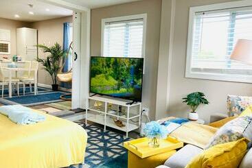 Жильё для туристов Garden View Apartment With 2 Bedrooms, 1 Bathroom, Work Out Area, Kitchen, And Living Room