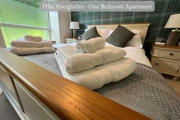 Жильё для туристов Llew Accommodation   The Townhouse