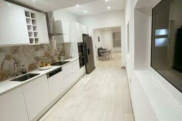 דירות לתיירים Luxury 4 Bed & 3 Bathrooms