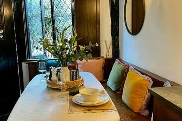 관광객 아파트 15th Century Tiny Character Cottage Henley Centre