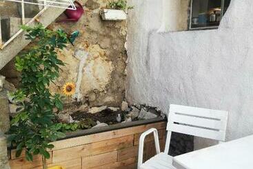 ツーリストアパートメント Charmant Appartement En Centre Ville Médiéval