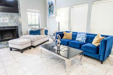 관광객 아파트 Modern 3 Bedroom Home With Indoor Fireplace!