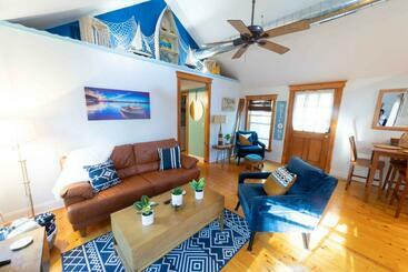 Жильё для туристов The Charming Glenn Cottage! Walk To Lake Michigan!