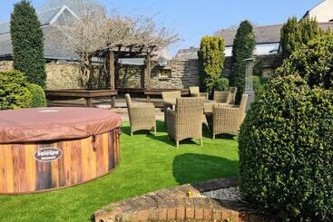 شقق خاصة سياحية Remarkable 4 Bed Cottage In Cearleon