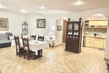 דירות לתיירים Taverna Polda