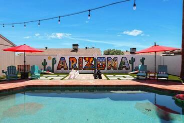 Жильё для туристов House Of Murals With Heated Pool & Huge Game Room