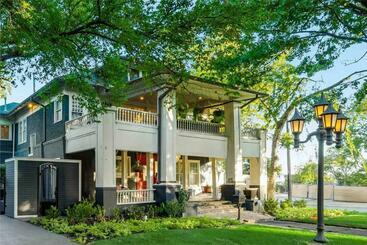 Жильё для туристов Quiet, Luxury Home Near Downtown