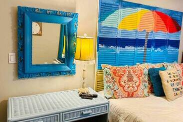 Жильё для туристов Pearls Pad   Beautiful 1 Bedroom Apartment  1 Block To Beach