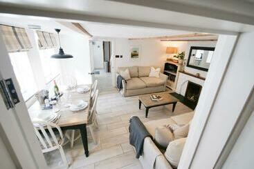 Жильё для туристов Padstow Escapes   Captains Cottage