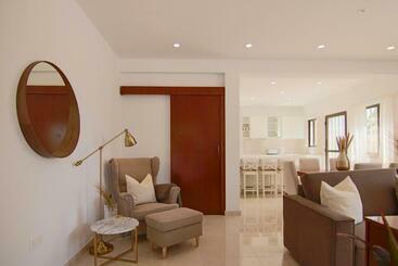 דירות לתיירים Phaedrus Living: City View Luxury Flat Androcleous