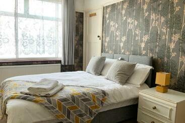 شقق خاصة سياحية Shenley Road Hounslow