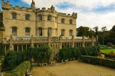 דירות לתיירים The Castle By Group Retreats
