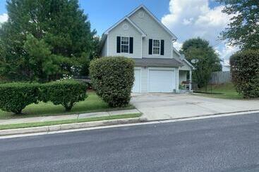 דירות לתיירים Captivating Home Near Downtown Atl