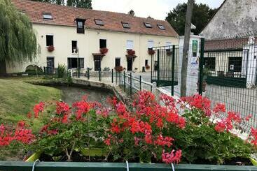 ツーリストアパートメント Maison Spacieuse A Viarmes Avec Grand Jardin Et Climatisation