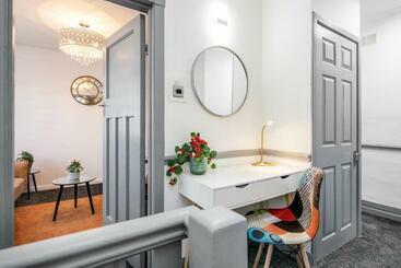 Жильё для туристов Heathrow 2 Bedroom Maisonette With Parking