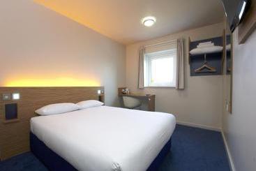 Отель Travelodge Langley