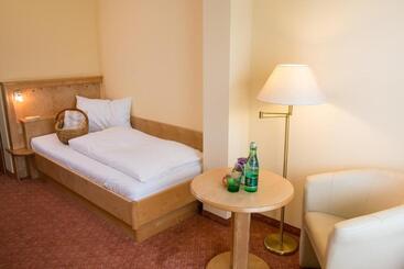 Simon   Hotel & Café