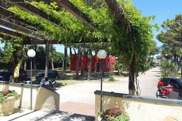 בקתות Villaggio Mithos