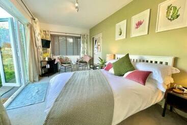 ツーリストアパートメント Beautiful Garden Room With Private Entrance