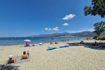 Жильё для туристов Charmant Logement Avec Piscine à 300 M De La Plage