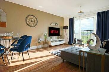 游客公寓 Luxury Apartment With Balcony, Fast Wifi, Smart Tvs And Free Parking By Yoko Property