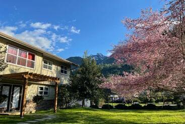 Ferienwohnungen Unique Upper Suite Near Lakes, River, Hiking, Fishing, Bike Trails