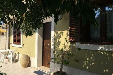 דירות לתיירים Villetta Flora Marina