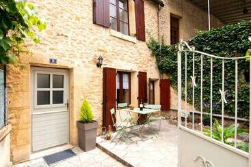 ツーリストアパートメント Cozy Cottage With Garden In Sarlat Medieval Centre