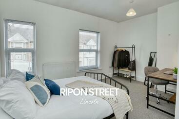 ツーリストアパートメント Inviting And Warm 2 Bed Townhouse In Lincoln By Renzo, Free Wi Fi, Ideal For Contractors
