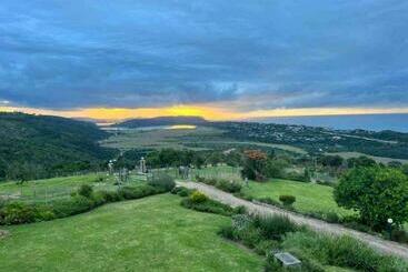 관광객 아파트 Annie S Song. See It. Hear It. Love It