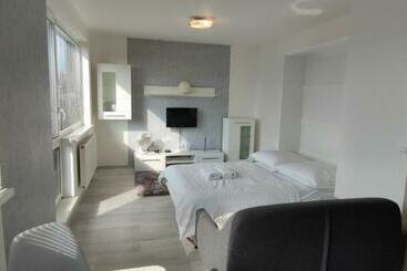 ツーリストアパートメント Apartmán Komenského   6 Min Pešo Na Námestie