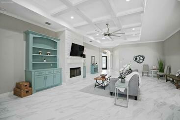 شقق خاصة سياحية Seaside Serenity Stylish 4 Bedroom Home With Hot Tub, Only 15 Minutes To The Beach & Fast Wifi!