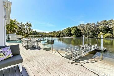 游客公寓 Sophisticated Waterfront Living, Noosaville