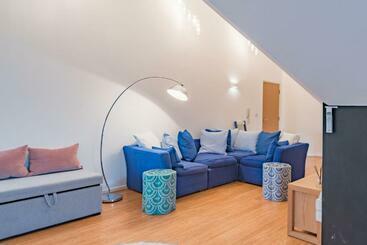 דירות לתיירים The Loft At Emperor Court By Bloom Stays