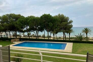 Жильё для туристов Apartment With Great Community Swimming Pool & Direct Beach Access