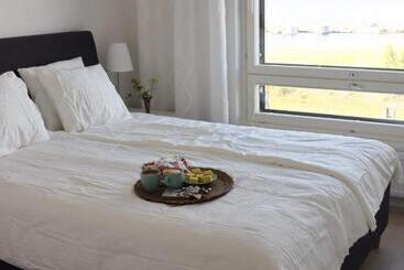 ツーリストアパートメント Uusi Upea Asunto Järvinäköalalla Ja Autohallilla