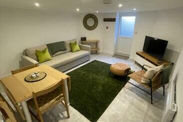 ツーリストアパートメント Quaint Central Basement Apartment