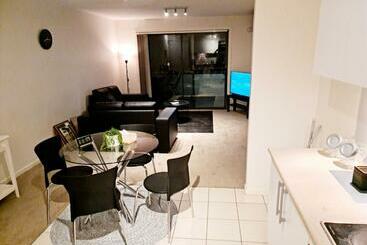 ツーリストアパートメント Qure Restaurant And Apartments Canberra Bruce